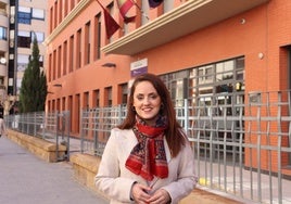 La concejala socialista Irene Jódar ante el instituto de Educación Secundaria Ramón Arcas.