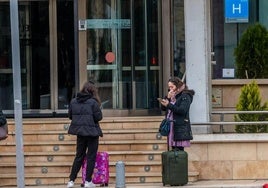 Un grupo de turistas, en la puerta de un hotel de Murcia, en una imagen de archivo.