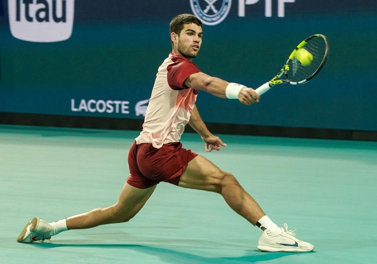 Alcaraz devuelve la bola ante el belga Goffin en el torneo de Miami, en la madrugada de este sábado.