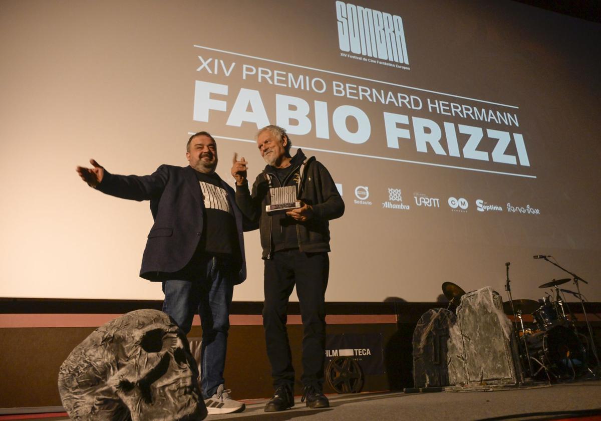 Javier García, director del festival Sombra, entrega a Fabio Frizzi el Premio Bernard Hermann, este sábado.