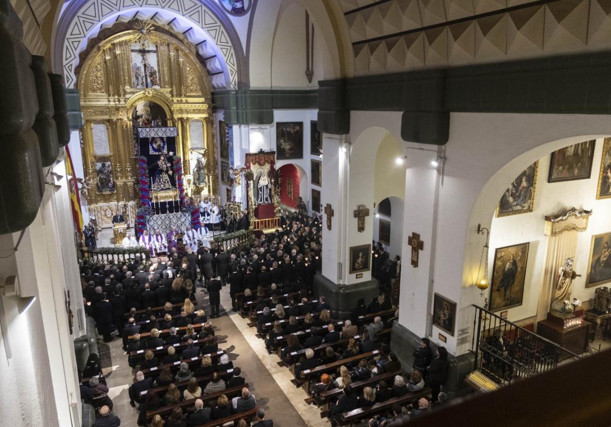 El templo ubicado en la calle Mayor lució con su bancada a rebosar de fieles.