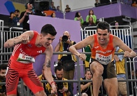 Mariano García enseña al campeón del mundo, Jakob Ingebrigtsen, su característica celebración, este domingo al terminar la carrera.