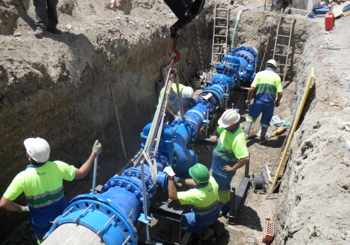 Instalación reductora por parte de técnicos de Aqualia.