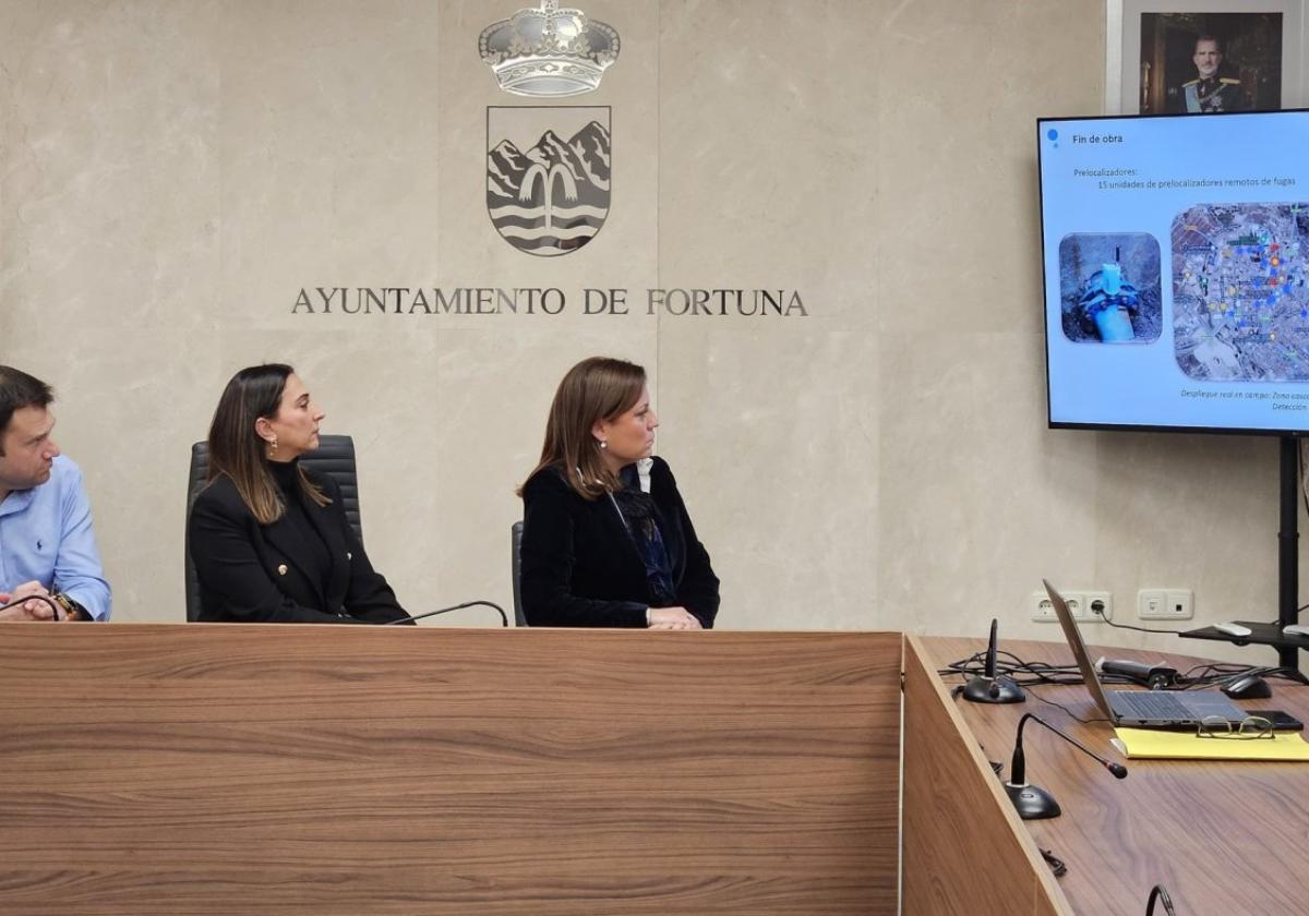 La consejera Sara Rubira, junto a la alcaldesa de Fortuna, Catalina Herrero, observando el nuevo sistema de teledetección de fugas de agua instalado en el municipio.