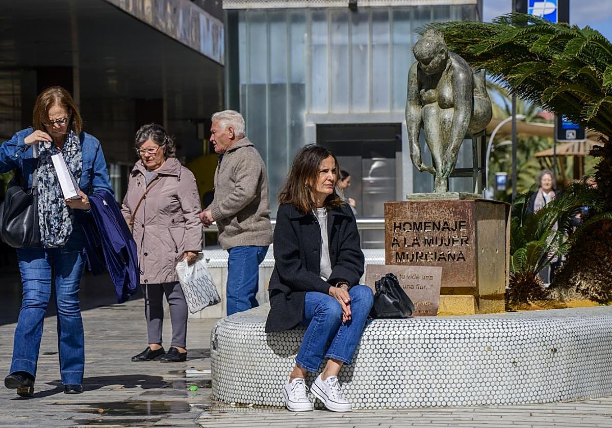 Antonia Guirao (sentada), vecina de Molina, esta semana, en la avenida de la Libertad de Murcia.