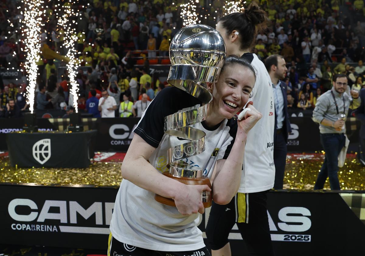 Ayuso, con el título de la Copa de la Reina.