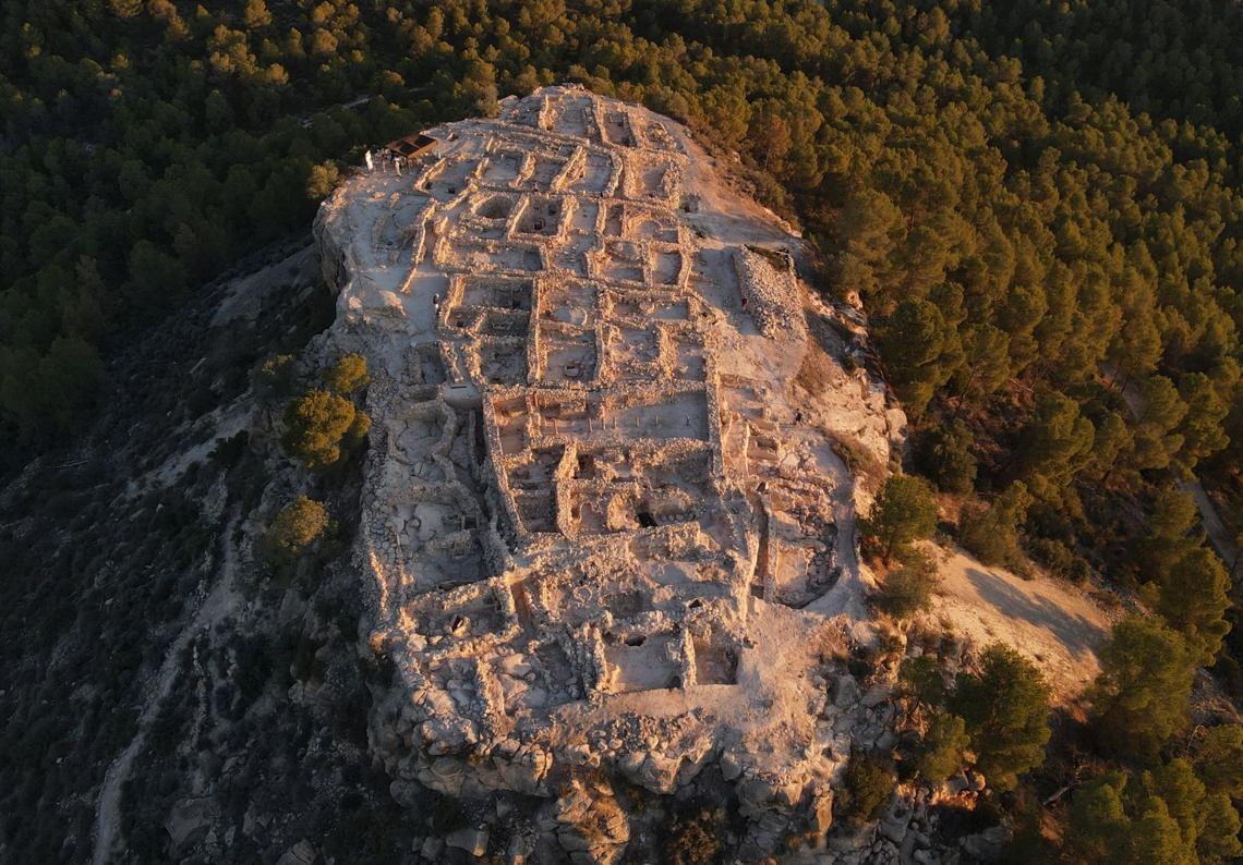 Vista aérea de La Almoloya, centro de poder de El Argar, donde se han excavado hasta tres fases de poblamiento.