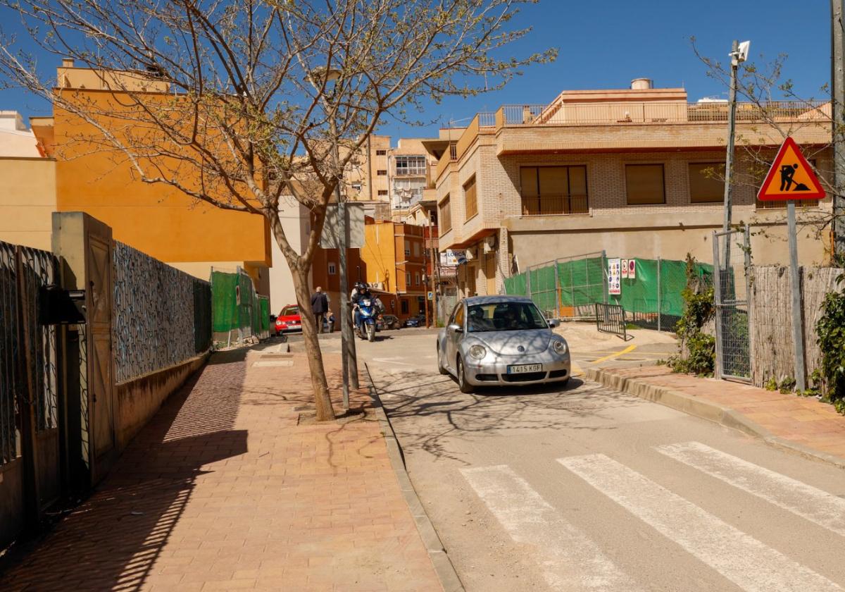 Calle Poeta Gimeno Castellar, junto a las antiguas vías del tren.