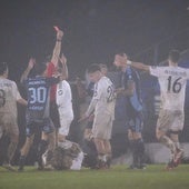 El árbitro enseña la tarjeta roja a Esteban Saveljich, jugador del Real Murcia, ante el Castilla.