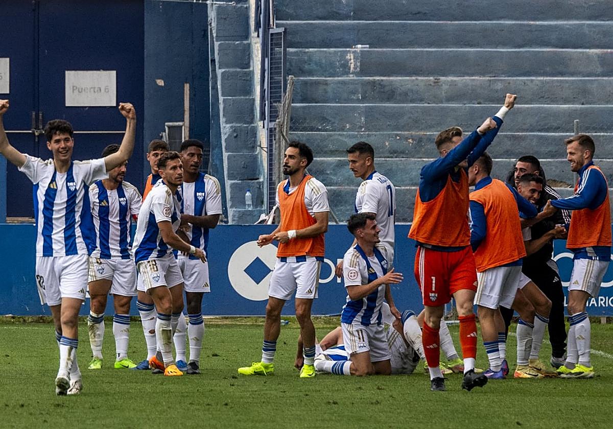Los jugadores de La Unión Atlético celebran en La Condomina el gol de Karim El Kounni ante el UCAM CF.