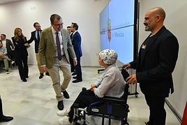 Ballesta saluda a Emma, que luce el pañuelo de la campaña.