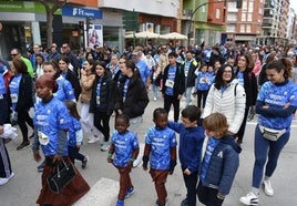 Lso participantes en la marcha a su paso por la plaza Paco Pim.