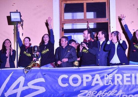 Las jugadores del Jairis ofrecen el trofeo en el balcón del Ayuntamiento de Alcantarilla, este lunes por la tarde.