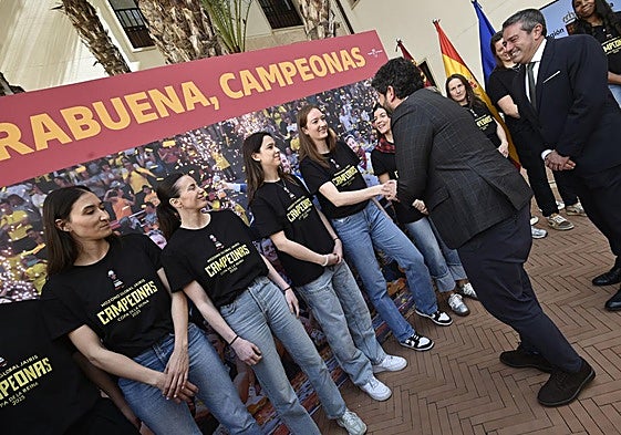 Las imágenes del recibimiento de López Miras al Hozono Global Jairis en San Esteban