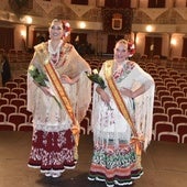 Judith Puche y Daniela Navarro, en el escenario del teatro.