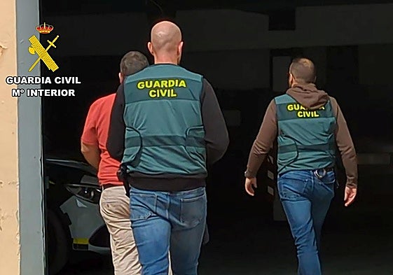 El presunto responsable de las estafas, en el momento de su arresto.