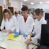 Alumnos de FP de farmacia en el IES Ramón y Cajal de Murcia, en una imagen de archivo.