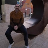 Axel Torres, ayer, antes de presentar su libro 'Crónicas balcánicas' en la Biblioteca Regional de Murcia.
