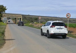 Vehículos circulan por el Camino del Sifón.