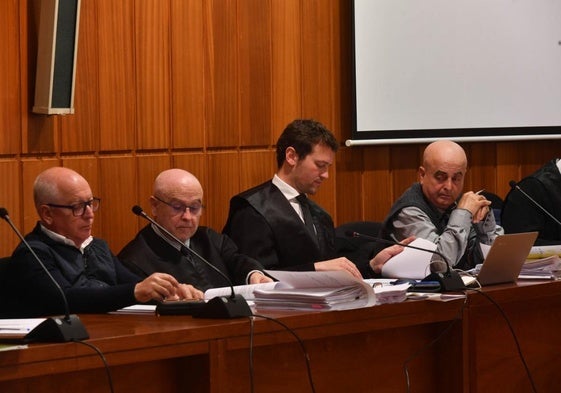 El exarquitecto técnico Andrés C., (i), el otro acusado (d) y los abogados defensores, Miguel Pardo y Pablo Pérez Sola, en el juicio que arrancó ayer en la Audiencia.