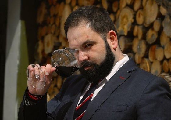 Fran Saura mete la nariz en uno de los vinos de la carta de Pepe Tomás.