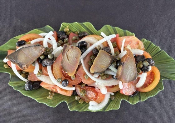 Ensalada de tomate, bonito y alcaparras. Restaurante Sol y Mar