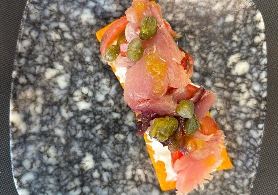 Crespillo con mousse de queso, tomate y bonito. Costa Azul.