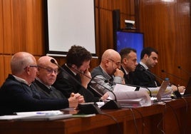 El gerente de la UTE, Antonio S., junto a su abogado defensor, Miguel Pardo; el letrado Pablo Pérez Sola, que defiende a Andrés C., el ex arquitecto técnico (a su lado), junto al letrado de la acusación particular y el fiscal durante el juicio que se sigue ante la Audiencia.