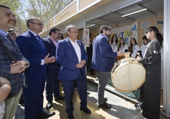 Los expositores de la Feria de Cooperativas Escolares, este jueves, en el paseo Alfonso X de Murcia.