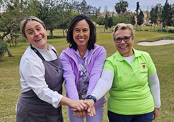 La federativa Asunción Delgado (c) contó con los apoyos de la chef Estrella Carrillo (i) y de la empresaria Francisca Ruiz.