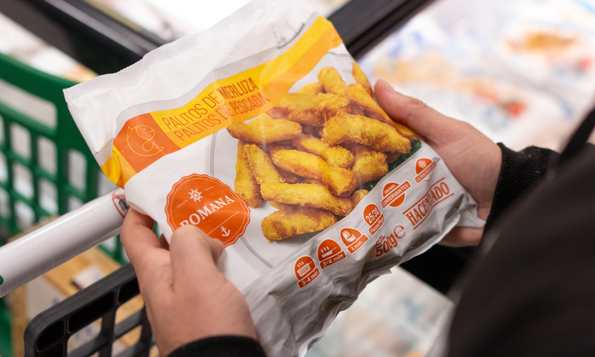 Bolsa de palitos de merluza congelados con información sobre diferentes formas de cocinado