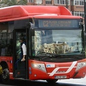 Un autobús circula por el centro de Murcia, en una imagen de archivo.