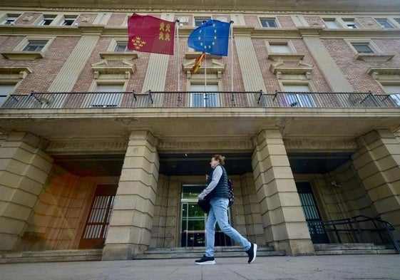 Una viandante pasa por delante de la Consejería de Hacienda, en una imagen de archivo.