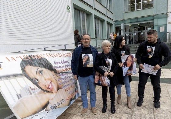 Familiares de Sara Gómez protestan a las puertas del juzgado el pasado viernes.