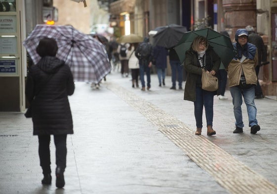 Viandantes con paraguas en Murcia, este mes de marzo.