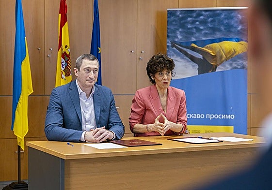 El viceprimer ministro Oleksiy Chernyshov y la ministra Saiz, ayer, en Torrevieja.