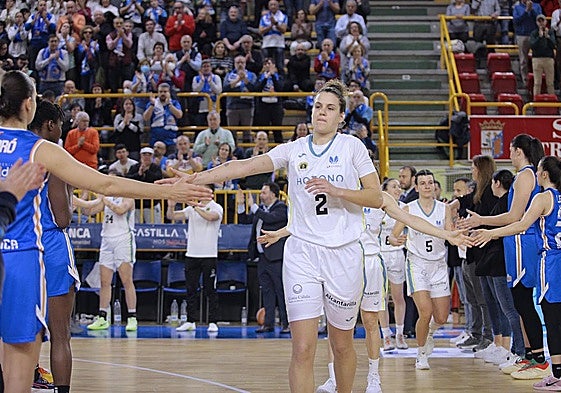 Pasillo de las jugadoras locales a las visitantes antes del inicio del encuentro.