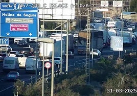 Situación de la circulación, a las 8.11 horas de este lunes, en el punto kilométrico 136 de la A-30.