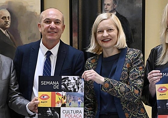 Longinos Marín, vicerrector de Cultura, y Maria Ślebioda.