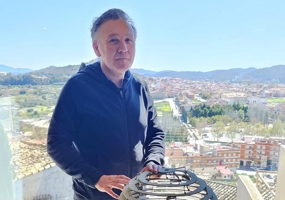 El pintor y escultor Nicolás de Maya, con una de las obras.