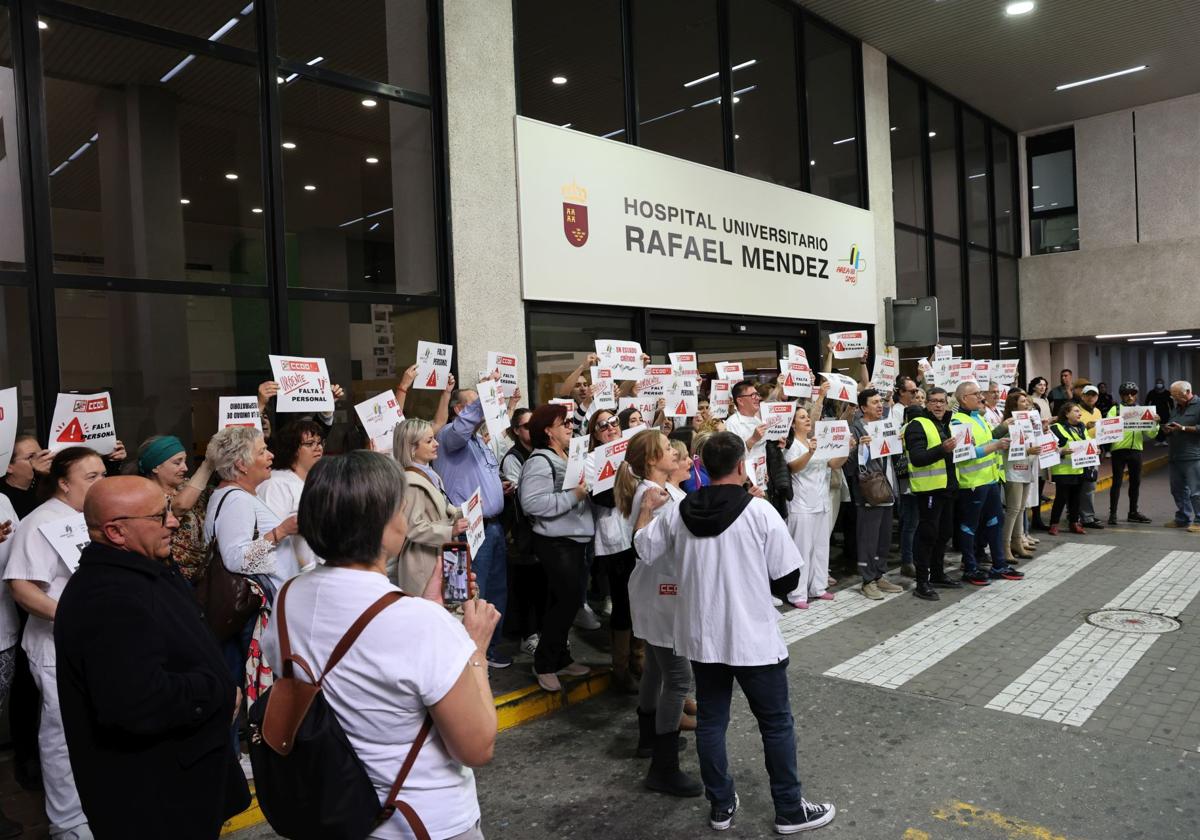 Los sanitarios del hospital de Lorca vuelven a concentrarse respaldados por el sindicato CC OO