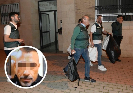 Agentes de la Policía Judicial de la Guardia Civil recabando pruebas en el piso donde murió la niña, en Llano de Brujas. El sospechoso en la imagen pequeña.