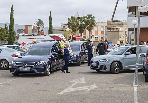 Familiares de la niña asesinada abandonando ayer el tanatorio, en Murcia, camino del cementerio de La Ñora para el entierro.