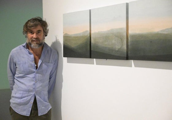 Sobre Paco Caballero escribe Isabel Durante, comisaria de la muestra, que el espectador es llevado a «ese espacio ambiguo entre la vigilia y el sueño».