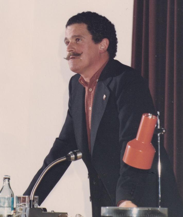 Imagen secundaria 2 - 1. En los años 80, impartiendo una ponencia en la CAM de Cartagena. 2. El profesor, durante las primeras excavaciones en Mina Victoria. 3. En los años 80, impartiendo una ponencia en la CAM de Cartagena.