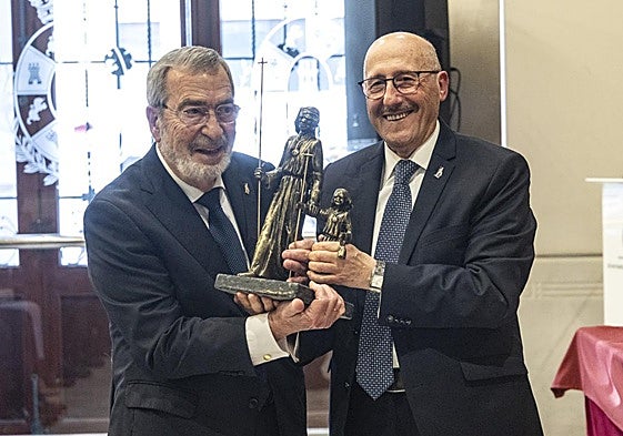 José López recibe el premio de manos de Pedro Negroles.