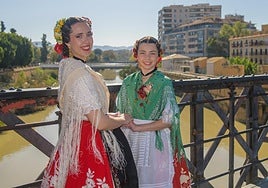 Alba Franco y Alejandra Belmonte, este sábado, en el Puente de los Peligros de Murcia.