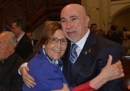 El pregonero Rafael Salmerón se abraza a Paquita Moya, su profesora y primera mujer catedrática de la UMU.