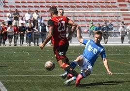 Parra (Molinense) va al suelo para frenar a Florian, delantero del Cieza y autor del empate final.