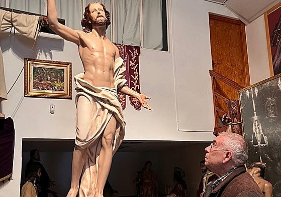 Telesforo Cerón junto a la nueva imagen del Resucitado.